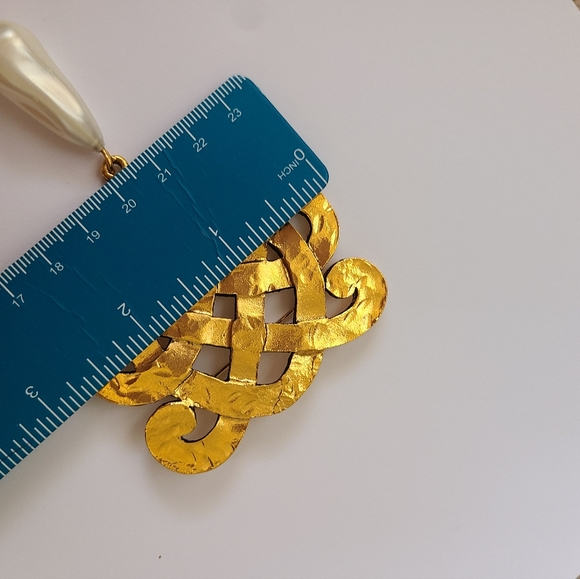 Vintage Chanel brass and simulated pearl drop knot Maison Goossens brooch, 1970s - Picture 6 of 11